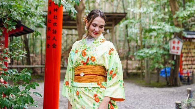 Potret Luna Maya Pakai Kimono di Jepang (Instagram/@lunamaya) 