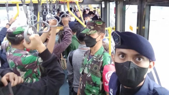 Cegah Pelecehan Seksual, Pasukan TNI Ikut Berdesakan Jaga Penumpang Bus Transjakarta