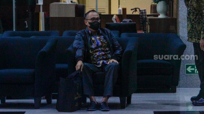 Mantan Kepala Bagian Umum Kantor Wilayah DJP Jakarta Selatan II Rafael Alun Trisambodo (kanan) usai menjalani pemeriksaan di Gedung KPK, Jakarta Selatan, Rabu (1/3/2023). [Suara.com/Alfian Winanto]