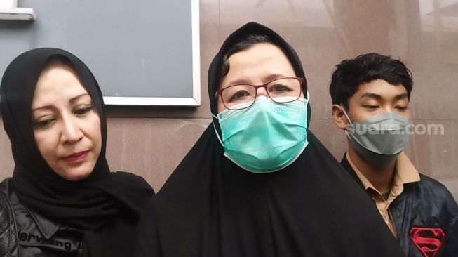 Putri Nani Wijaya, Nina Kartika (di tengah) menceritakan kondisi sang ibu, saat ditemui di Rumah Sakit Fatmawati, Jakarta Selatan, Rabu (1/3/2023). [Adiyoga Priyambodo/Suara.com]