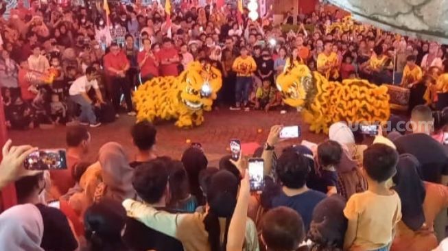 Pertunjukan barongsai di halaman Kelenteng See Hin Kiong Padang sehari jelang perayaan Imlek, Sabtu (21/1/2023). [Suara.com/Riki Chandra]