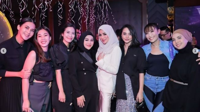 Dihadiri Artis Ternama, Ini 10 Potret Keseruan Ulang Tahun Olla Ramlan