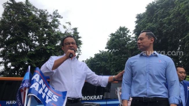 Anies Baswedan dan Ketua Umum Demokrat Agus Harimurti Yudhoyono (AHY) saat disambut kader di DPP Demokrat, Jakarta Pusat, Kamis (2/3/2023). (Suara.com/Novian)