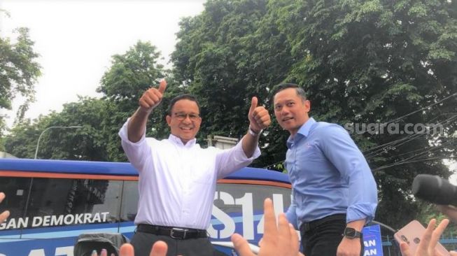 Anies Baswedan dan Ketua Umum Demokrat Agus Harimurti Yudhoyono (AHY) saat disambut kader di DPP Demokrat, Jakarta Pusat, Kamis (2/3/2023). (Suara.com/Novian)