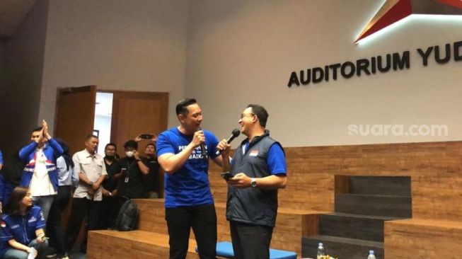 Kompak Nyanyi Lagu Andmesh Cinta Luar Biasa, AHY-Anies Saling Tatap hingga Rangkulan