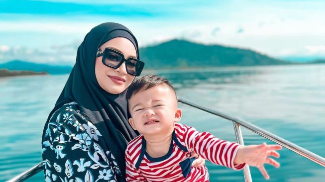 Bawa Anak Bermain di Pantai, Intip 7 Potret Keseruan Nathalie Holscher dan Adzam Liburan di Pulau Pahawang