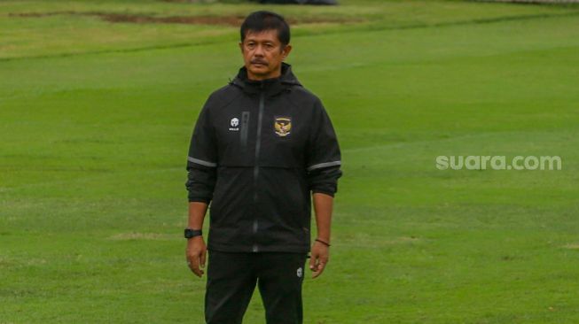 Pelatih Tim Nasional U-22 Indra Sjafri saat melatih timnya di Lapangan B Senayan, Kompleks Gelora Bung Karno, Jakarta Pusat, Kamis (2/3/2023). [Suara.com/Alfian Winanto]