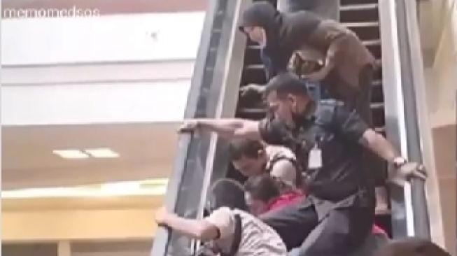 Heboh Balita Terjepit di Eskalator, Netizen Salahkan Orangtua