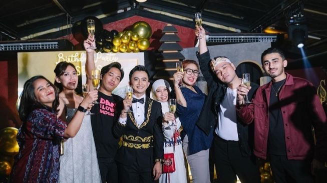 Momen Ultah Sensen Asisten Raffi Ahmad (Instagram/@sensen_ahmad)