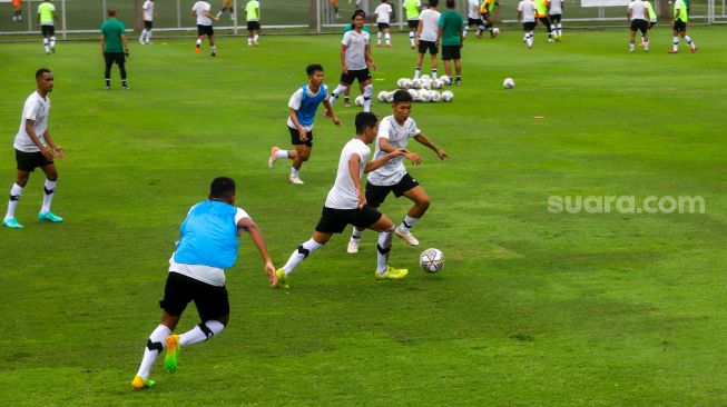 Pesepak bola Tim Nasional U-22 Indonesia berlatih di Lapangan A Senayan, Kompleks Gelora Bung Karno, Jakarta Pusat, Kamis (2/3/2023). [Suara.com/Alfian Winanto]