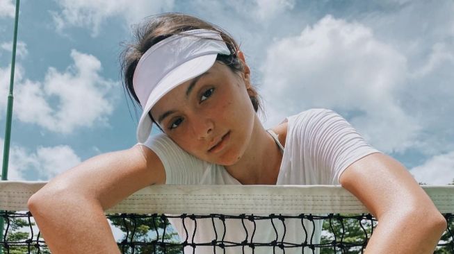 Gaya Artis Main Tenis (Instagram/@amandarawles) 