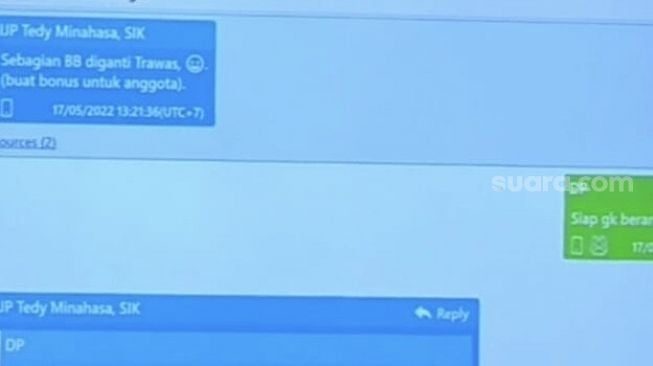 Pesan chat antara Irjen Teddy Minahasa dengan AKBP Dody Prawiranegara diperlihatkan di persidangan PN Jakarta Barat, Kamis (2/3/2023). (Suara.com/Faqih)