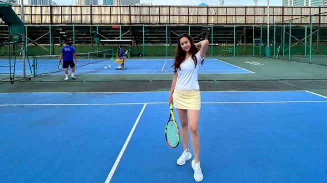 Gaya Artis Main Tenis (Instagram/@aurakasih) 