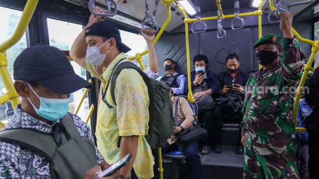 Personil TNI berjaga di Halte TransJakarta Bendungan Hilir, Jakarta Pusat, Kamis (2/3/2023). [Suara.com/Alfian Winanto]