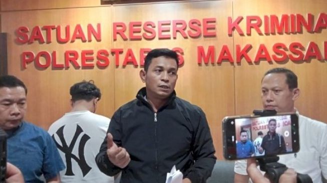 Kasatreskrim Polrestabes Makassar, AKBP Ridwan JM Hutagaol saat jumpa pers di Mapolrestabes Makassar, Rabu (1/3/2023) malam [portalmedia.id]