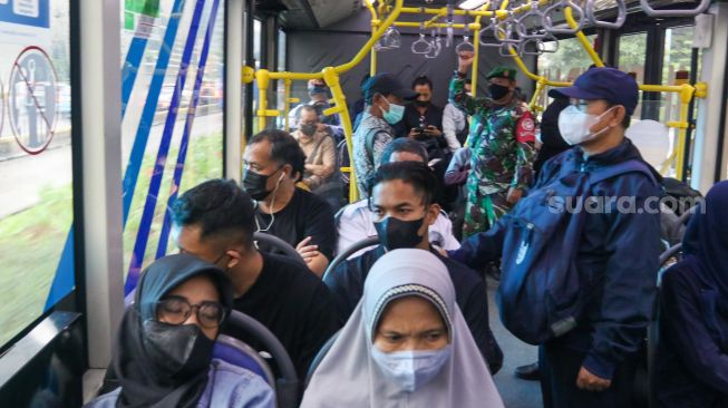 Personil TNI berjaga di Halte TransJakarta Bendungan Hilir, Jakarta Pusat, Kamis (2/3/2023). [Suara.com/Alfian Winanto]