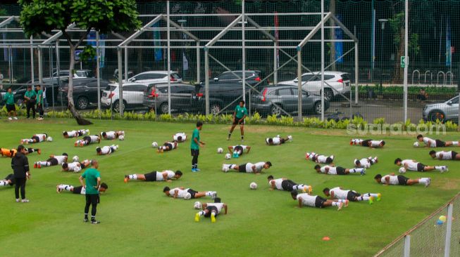 Pesepak bola Tim Nasional U-22 Indonesia berlatih di Lapangan B Senayan, Kompleks Gelora Bung Karno, Jakarta Pusat, Kamis (2/3/2023). [Suara.com/Alfian Winanto]