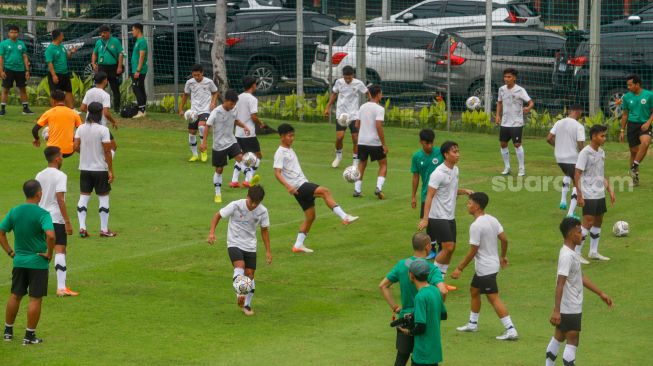 Pesepak bola Tim Nasional U-22 Indonesia berlatih di Lapangan B Senayan, Kompleks Gelora Bung Karno, Jakarta Pusat, Kamis (2/3/2023). [Suara.com/Alfian Winanto]