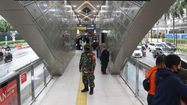 Personil TNI berjaga di Halte TransJakarta Bendungan Hilir, Jakarta Pusat, Kamis (2/3/2023). [Suara.com/Alfian Winanto]