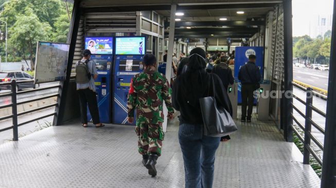 Personil TNI berjaga di Halte TransJakarta Bendungan Hilir, Jakarta Pusat, Kamis (2/3/2023). [Suara.com/Alfian Winanto]