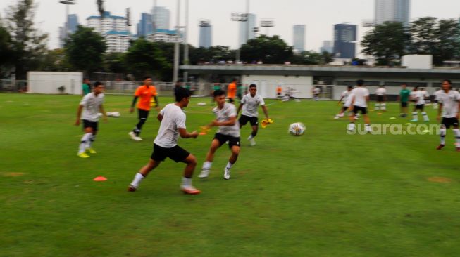 Pesepak bola Tim Nasional U-22 Indonesia berlatih di Lapangan B Senayan, Kompleks Gelora Bung Karno, Jakarta Pusat, Kamis (2/3/2023). [Suara.com/Alfian Winanto]