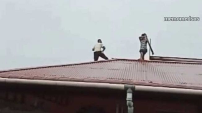 Warga Tangkap Maling di Atap Rumah: Hati-hati yang Nangkep Takut Jadi Tersangka