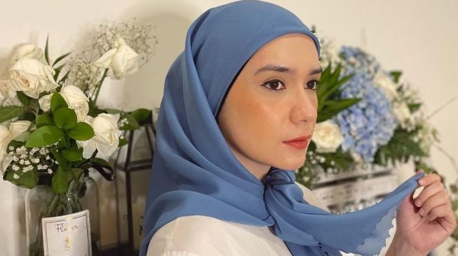 Putri Anne Terang-terangan Live Lepas Hijab, Rambut Panjangnya Jadi Sorotan