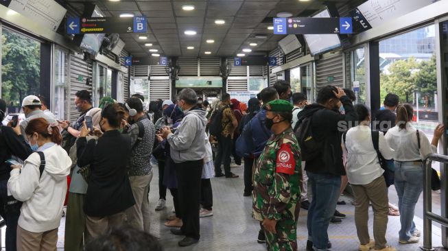 Personil TNI berjaga di Halte TransJakarta Bendungan Hilir, Jakarta Pusat, Kamis (2/3/2023). [Suara.com/Alfian Winanto]