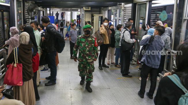 Personil TNI berjaga di Halte TransJakarta Bendungan Hilir, Jakarta Pusat, Kamis (2/3/2023). [Suara.com/Alfian Winanto]