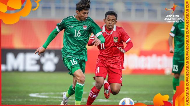 Pemain Timnas Indonesia U-20, Resa Aditya Nugraha (kanan) bersaing dengan pemain Irak U-20 selama matchday pertama Grup A Piala Asia U-20 2023 di Stadion Lokomotiv, Taskhent, Uzbekistan, Rabu (1/3/2023). [Twitter/@theafcdotcom]