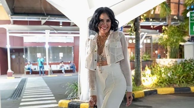 Potret Nikita Mirzani Pakai Open Dress di Acara Luna Maya (Instagram/@nikitamirzanimawardi_172)