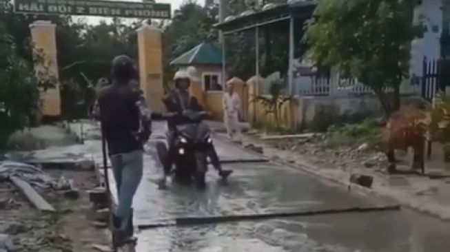 Bikin Kesal, Pria Ini Nekat dan Sengaja Terobos Jalan yang Sedang Dicor