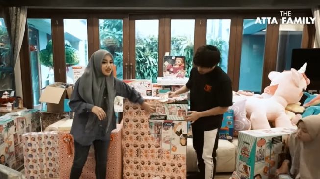 Momen Atta dan Aurel buka kado ultah Ameena (YouTube/AH)