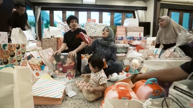 Momen Atta dan Aurel buka kado ultah Ameena (YouTube/AH)