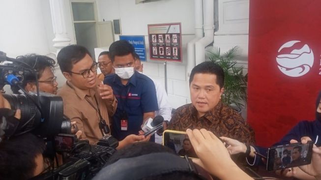 Ketua Umum PSSI Erick Thohir memberikan keterangan kepada wartawan di Istana Kepresidenan Jakarta, Kamis (2/3/2023). ANTARA/Rangga Pandu Asmara Jingga