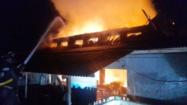 Konsleting Listrik, Pabrik Bawang di Garawangi Ludes Terbakar 