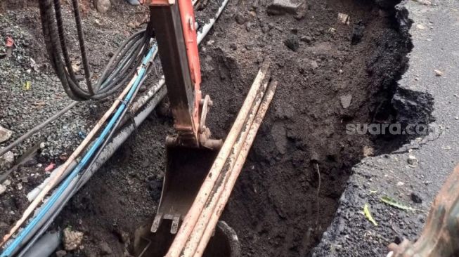 Hati-hati! Jalan RA Kartini Jaksel Ambles, Ada Lubang Menganga hingga 20 Meter