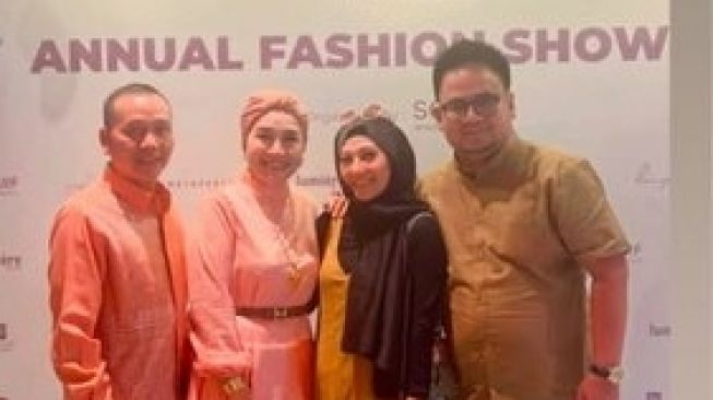 Potret Ibunda Ayu Ting Ting Hadiri Fashion Show(Instagram/@yantiadeni)