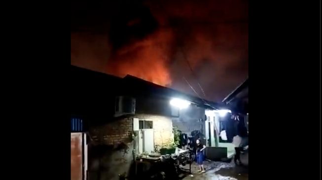 BREAKING NEWS! Pertamina Plumpang Jakarta Utara Meledak, Video Viral di Twitter