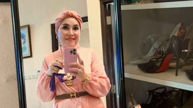 Potret Ibunda Ayu Ting Ting Hadiri Fashion Show(Instagram/@yantiadeni)