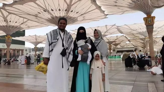 Potret artis mualaf saat umrah (Instagram/@mommy_starla)