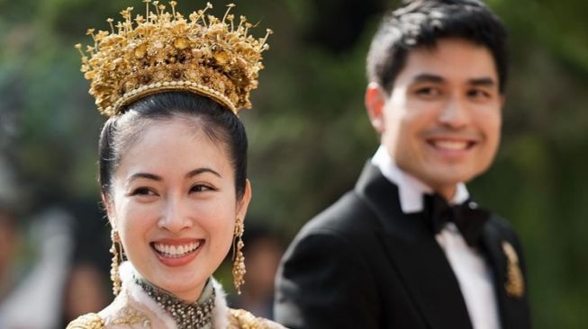 Potret Pernikahan Transgender Nong Poy (Instagram/@bazaarthailand)