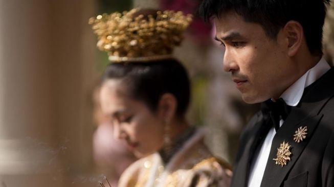 Potret Pernikahan Transgender Nong Poy (Instagram/@bazaarthailand)