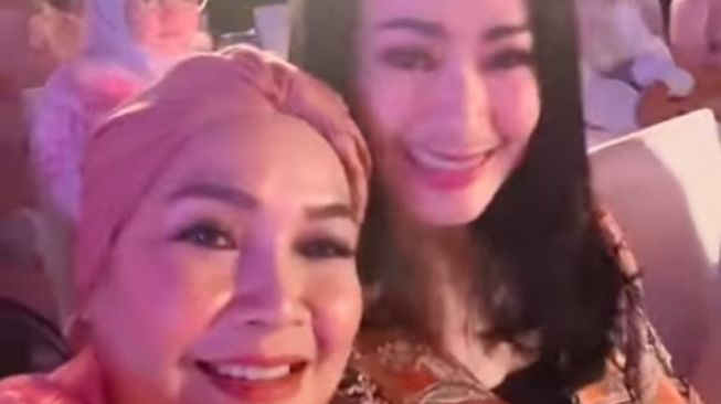 Potret Ibunda Ayu Ting Ting Hadiri Fashion Show(Instagram/@yantiadeni)