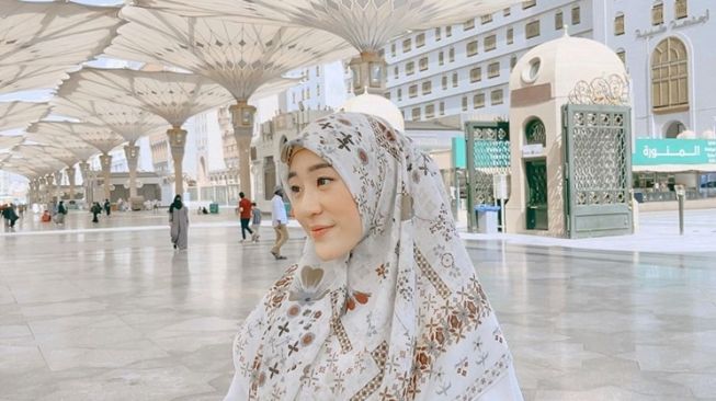 Potret artis mualaf saat umrah (Instagram/@larissachou)