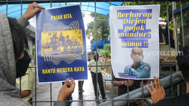 Massa melakukan aksi simbolik 'Koin Peduli untuk Ditjen Pajak' di depan Kantor Direktorat Jendral Pajak, Senayan, Jakarta Selatan, Kamis (3/3/2023). [Suara.com/Alfian Winanto]