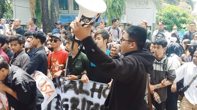 Mahasiswa UB Malang Demo Pemberian Gelar Doktor Honoris Causa Pada Erick Thohir