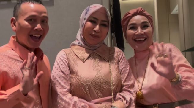 Potret Ibunda Ayu Ting Ting Hadiri Fashion Show(Instagram/@yantiadeni)