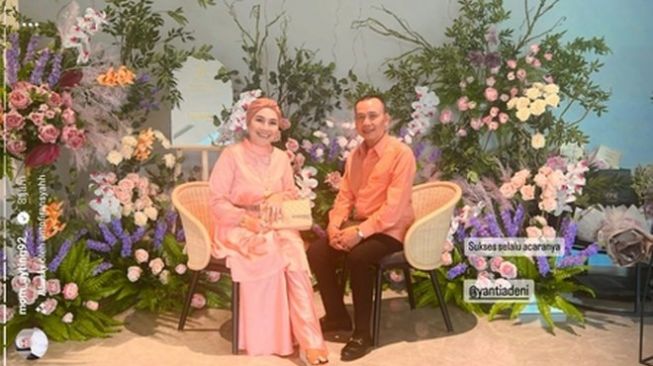 Potret Ibunda Ayu Ting Ting Hadiri Fashion Show(Instagram/@yantiadeni)