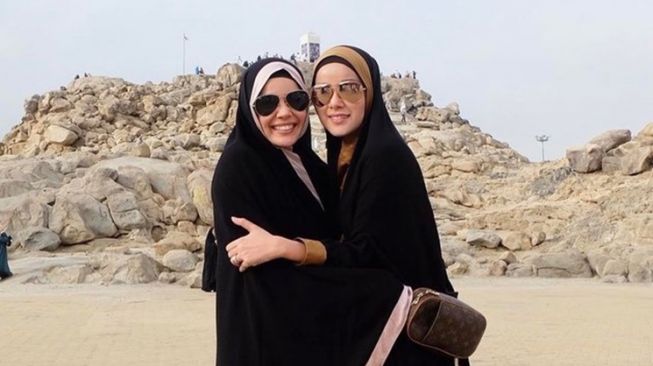 Potret artis mualaf saat umrah (Instagram/@dewisandra)